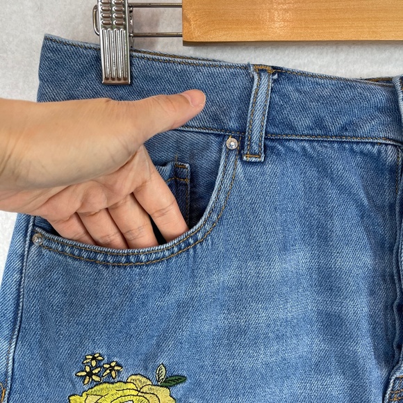 Forever 21 Floral Embroidered Denim Mini Skirt Blue Button Fly Size 30 - Picture 2 of 10